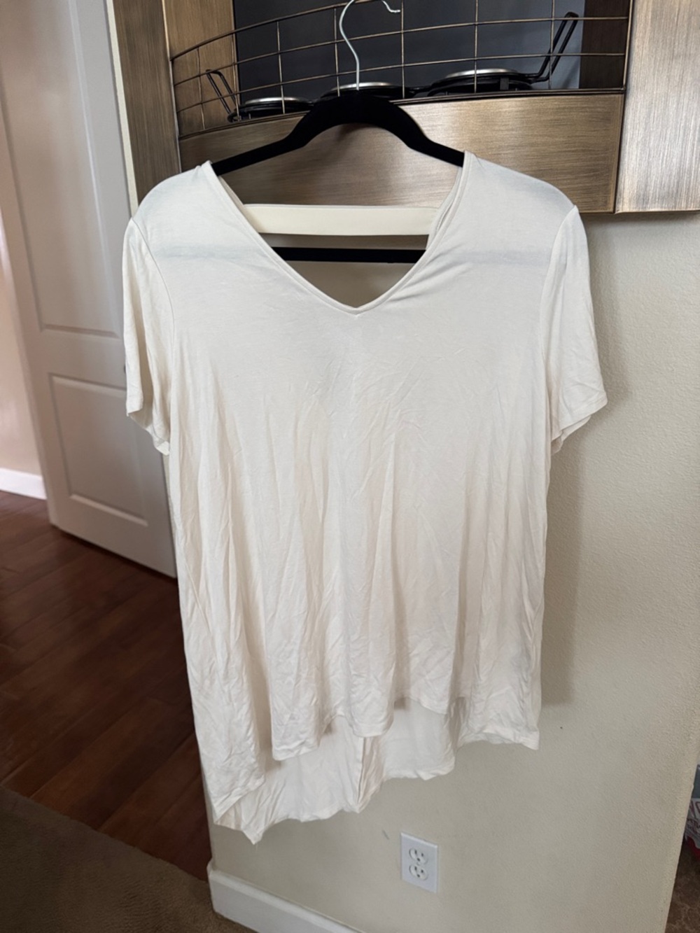 Lisa Rinna Collection Cream V-Neck Short Sleeve Tee
